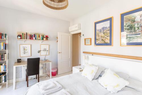 een slaapkamer met een bed, een bureau en een stoel bij Cozy Mallorca! in Palma de Mallorca