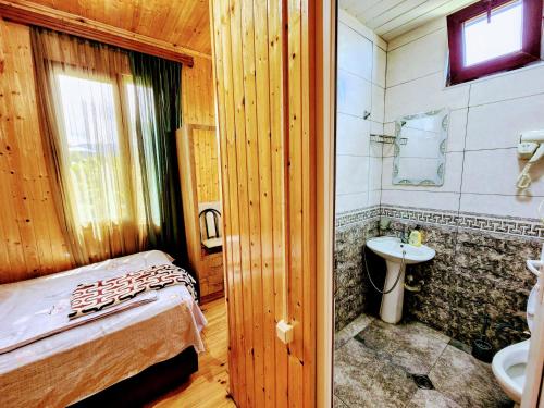 La salle de bains est pourvue d'un lit, d'une douche et d'un lavabo. dans l'établissement GUEST HOUSE NONA, à Chakvi