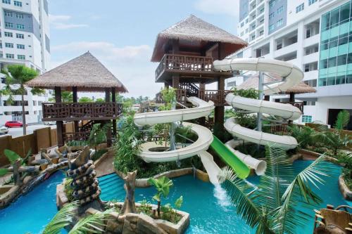 een waterpark in een resort met een waterglijbaan bij Cozy&Comfort Suite Perai in Jalan Baharu