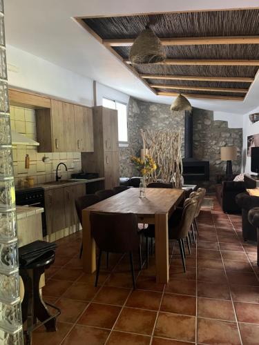 Puebla de ArenosoにあるCasa Rural La Garciaのキッチン、ダイニングルーム(テーブル、椅子付)