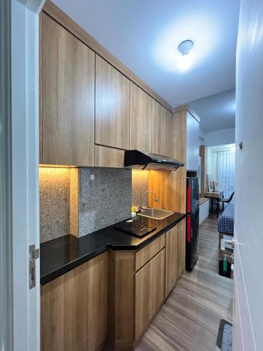 SeturanにあるApartemen Barsa city by Mulyo Rent Apartemenの木製のキャビネットとカウンタートップを備えたキッチン