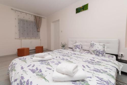 A bed or beds in a room at Casa cu Lavanda