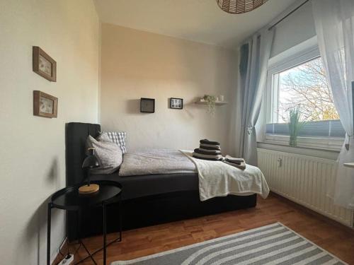 1 dormitorio con cama y ventana en Kleines Apartment in Marl WG 2, en Marl