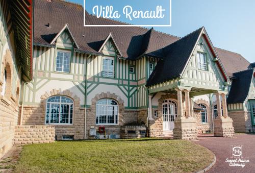 una casa grande con techo de gambrel en Sweet Home Cabourg Hôtel et gîtes en Cabourg