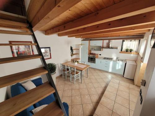 a room with a kitchen and a table in a room at Casa Desi in Combai