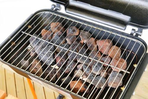 a grill with a bunch of donuts on it at 【駐車場4台！】都会の喧騒から離れ大自然に囲まれた豪邸～大石林山への観光にも最適～ in Kunigami