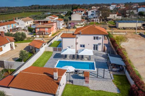 Brand new 6 bedroom villa, only 1500m from the beach