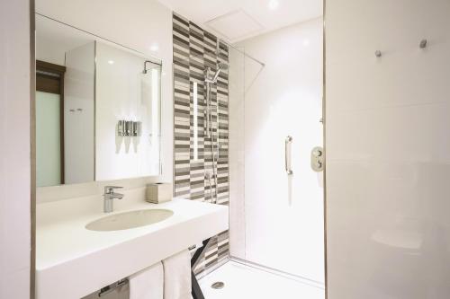 Kylpyhuone majoituspaikassa Hampton By Hilton Kocaeli Symbol