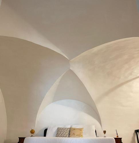 een slaapkamer met een bed en een groot plafond bij May's Apartment in Catania