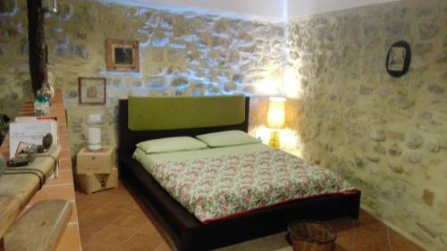 ein Schlafzimmer mit einem Bett in einem Zimmer in der Unterkunft Giro di vite in Rocca Imperiale