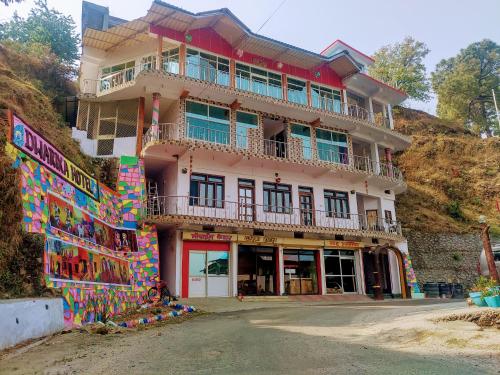 DwārāhātにあるDWARIKA HOTELの側面に壁画がある建物