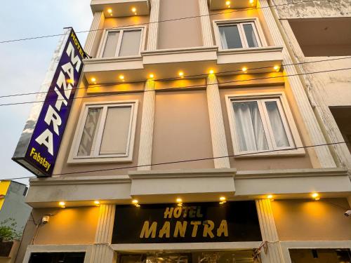 ein Gebäude mit einem Hotel-Martini-Schild darauf in der Unterkunft Hotel The Mantra , Haridwar in Haridwar