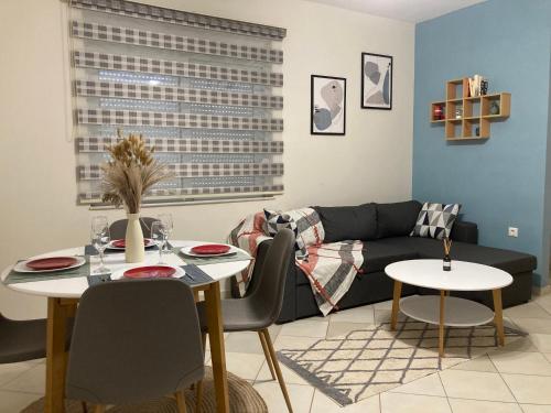 Stephanie's Place - Charming Apartment with Sea View