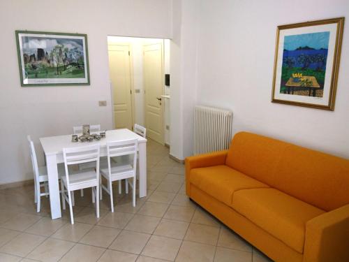 uma sala de estar com um sofá e uma mesa em Grottammare mon amour Lori, con cortile privato em Grottammare