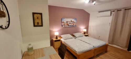 um quarto com uma cama e duas lâmpadas em duas mesas em Rogdogg apartments center Zadar em Zadar