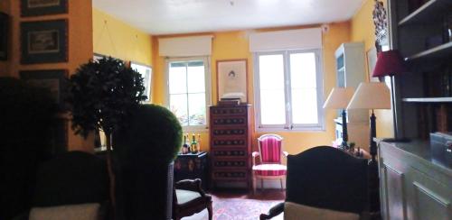 - un salon avec deux chaises et une commode dans l'établissement Marceau, à Paris