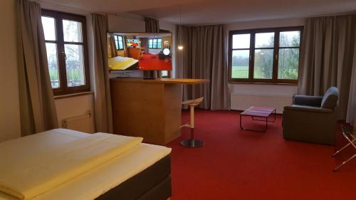 une chambre d'hôtel avec un lit et une chaise dans l'établissement Hotel & Fitness Castello, à Seewalchen am Attersee