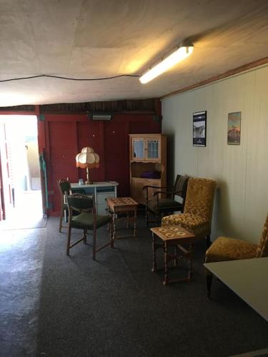a living room with chairs and a table and a living room at Nyd den skønne natur ved hav og fjord in Thyborøn