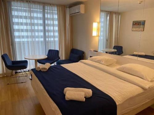 um quarto com uma cama grande com duas toalhas em Seturan Apartment em Seturan