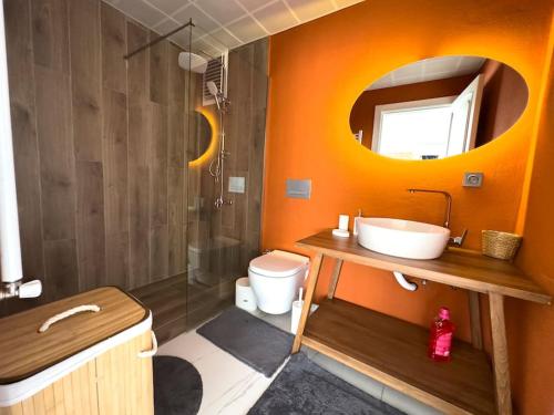 La salle de bains est pourvue d'un lavabo, de toilettes et d'un miroir. dans l'établissement 113 - Cozy,City View,Lux,Relax, à Ankara