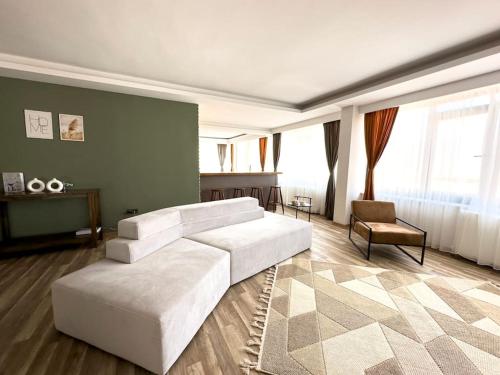 sala de estar con sofá blanco y silla en 112 -Excellent City View, Luxury, Bathtub,New ren., en Ankara