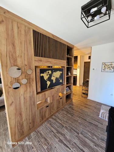 ein Wohnzimmer mit einer großen Holzwand in der Unterkunft Apartman Lena in Zrenjanin