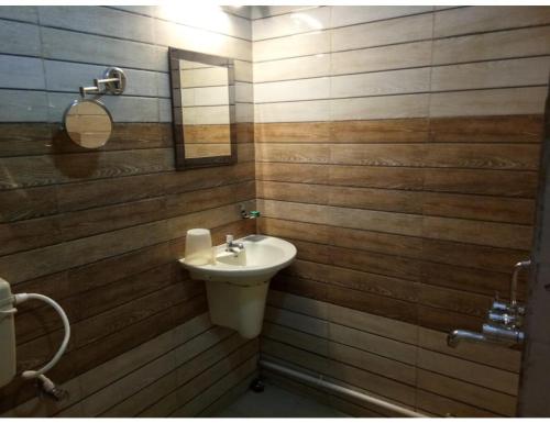 bagno con lavandino e specchio di Airport Hotel, Andaman and Nicobar Islands a Port Blair