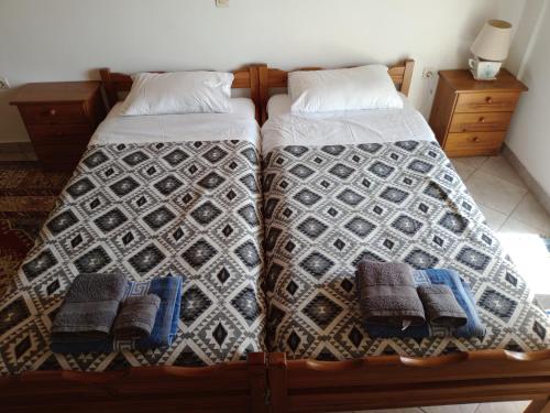 2 letti posti uno accanto all'altro in una camera da letto di STUDIO ILIANA a Samos