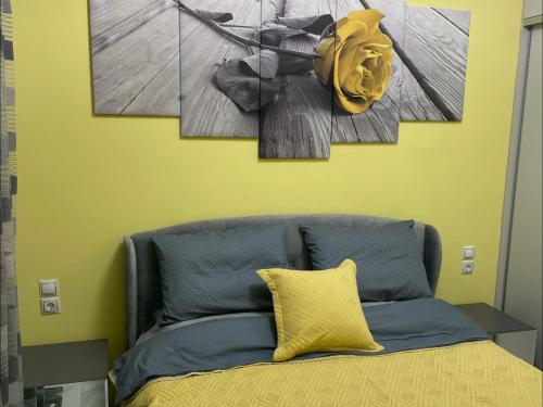 カリムノスにあるTheofilos apartmentのベッドルーム1室(壁に絵画3点が飾られたベッド1台付)