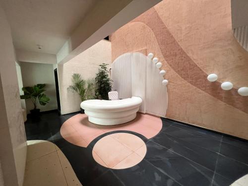 カラングートにあるArtistic ZenZone 1BHK near Calangute Beach - North Goaのトイレ付きのバスルームが備わります。