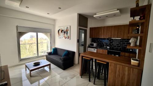 uma cozinha e sala de estar com um sofá e uma mesa em 351 Turquoise Oasis em Limassol
