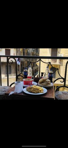 OH! Cairo Pharaoh Hostel في القاهرة: طاولة مع أطباق من الطعام على طاولة