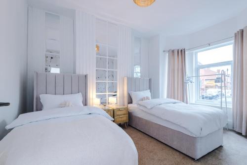 En eller flere senge i et værelse på 4 Bedroom House Eccles