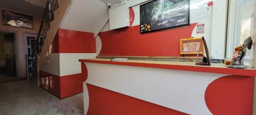 un mostrador rojo y blanco en un restaurante de comida rápida en Sunrise by Namastexplorer en Bhīm Tāl
