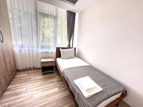 ein kleines Schlafzimmer mit einem Bett und einem Fenster in der Unterkunft 107-Peaceful and Comfortable in Ankara