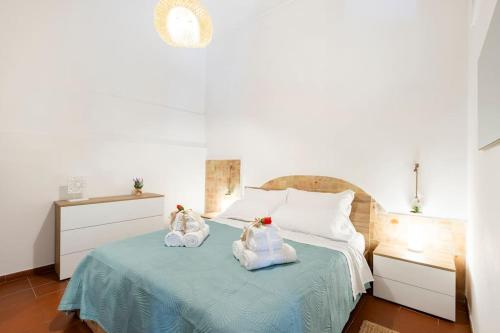 een slaapkamer met 2 handdoeken op een bed bij BOHEMIAN - Taormina Central Apartment in Taormina