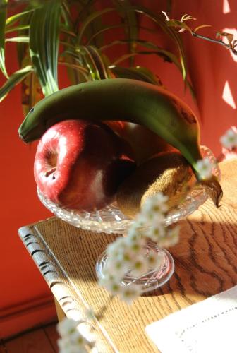 a glass bowl with an apple and a banana at Hotel Rural El Algaire in Arquera de Salas