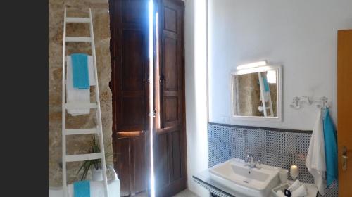 un baño con una escalera junto a un lavabo en Ferienhaus für 4 Personen ca 130 qm in Pachino, Sizilien Ostküste von Sizilien, en Pachino