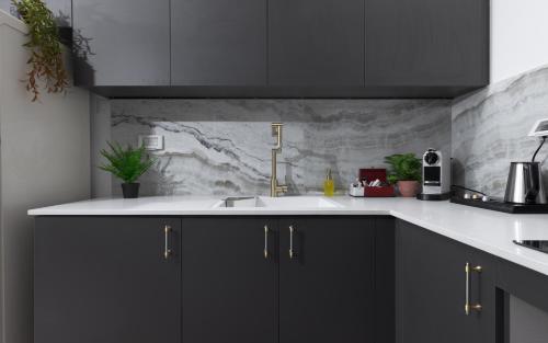 Dapur atau dapur kecil di Nathan's Suites On The Beach