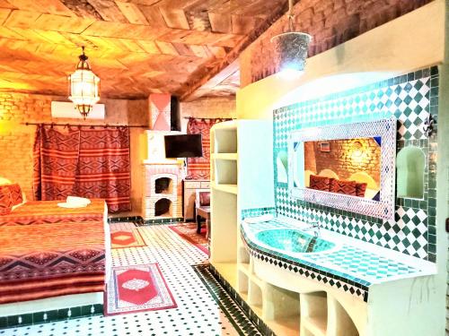 メルズーガにあるRiad Ksar Merzougaのバスルーム(シンク、暖炉付)