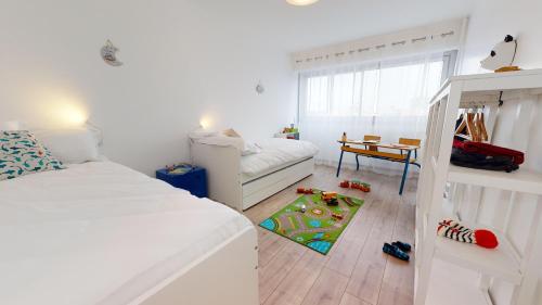 une chambre avec un lit, un canapé et une table dans l'établissement Le Marcellin Colmar - Garage - Terrasse, à Colmar