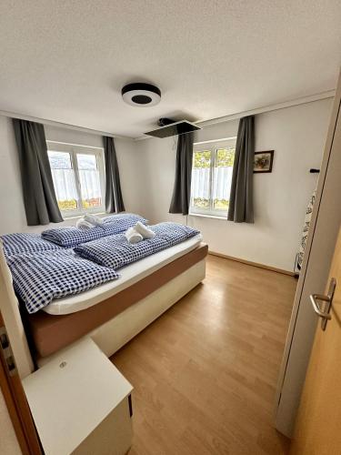 - une chambre avec un lit dans une pièce dotée de fenêtres dans l'établissement Haus Christania, Obergeschoss, Unterbäch Wallis, à Unterbäch