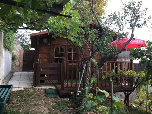 een kleine houten hut met een terras in een tuin bij Chalet indépendant in Marseille