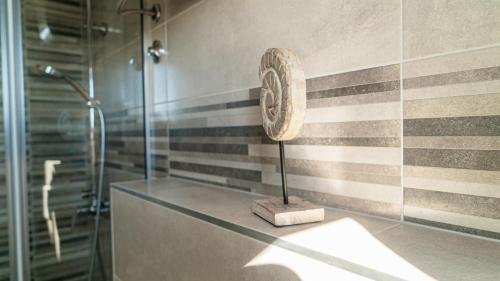 La salle de bains est pourvue d'une douche. dans l'établissement Villa Alacinda, à Rogoznica