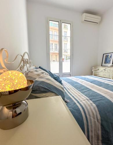 une chambre avec un lit et un bol sur une table dans l'établissement Les Terrasses D'Herold, à Nice