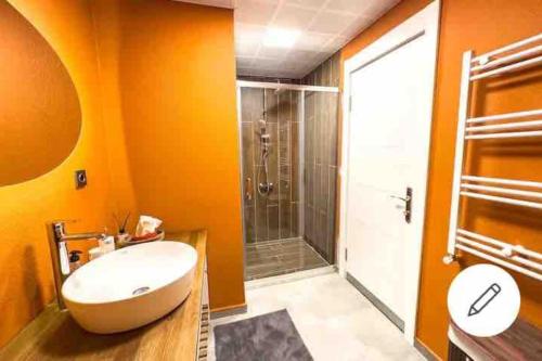 uma casa de banho com uma banheira grande e um chuveiro em 102- Intimate Home em Ancara