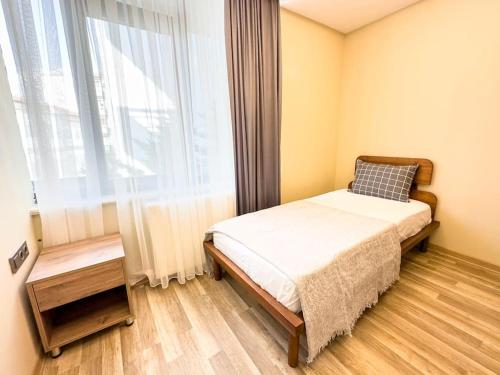 um quarto com uma cama e uma grande janela em 102- Intimate Home em Ancara