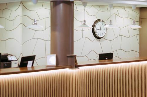 a clock on the wall of a waiting room at Hotel Alfonso I in Tui