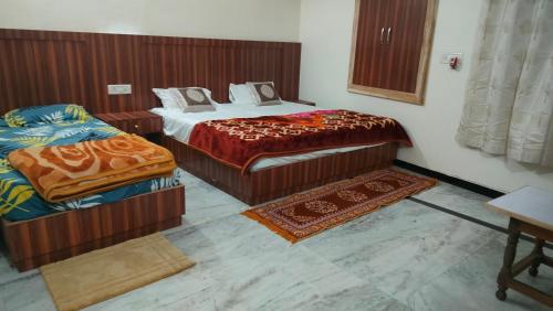 سرير أو أسرّة في غرفة في Laxmanji villas