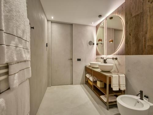 Baño con 2 lavabos y espejo en Collina Luxury Relais en Clusone